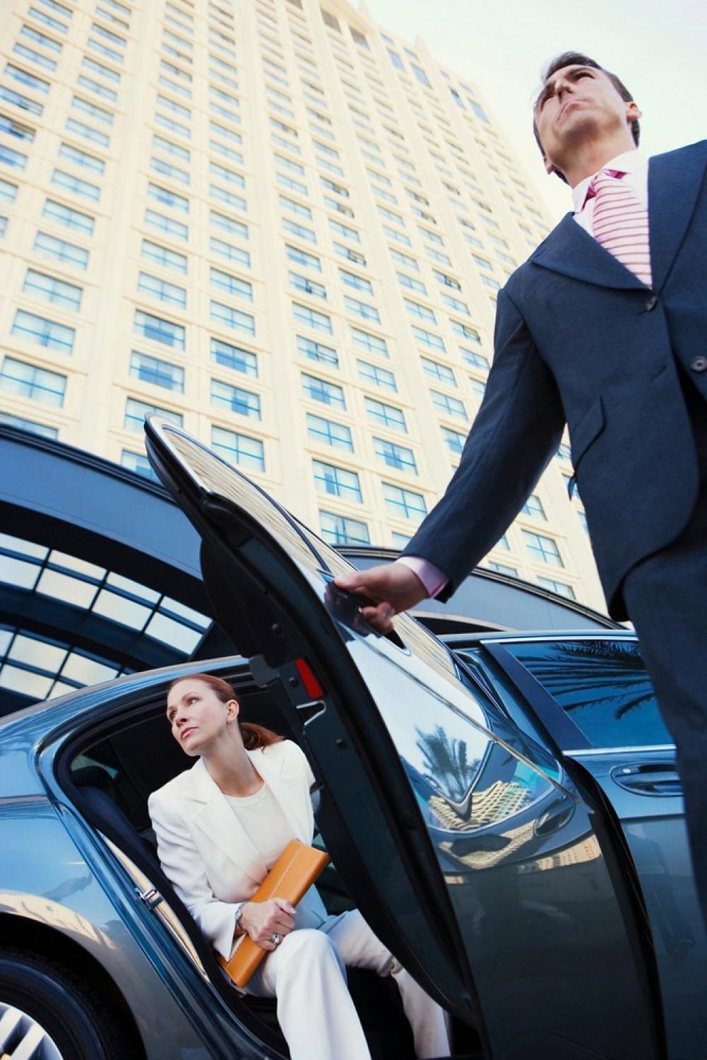 Top Benefits of Using a Chauffeur Service for Business Travel in Dubai